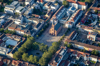 Vue aérienne de Église de la Paix sur la place du marché à Kehl dans le département Bade-Wurtemberg, Allemagne
