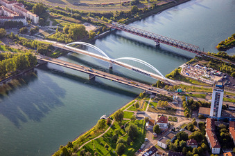 Vue aérienne de B28 Pont de l'Europe, pont Beatus-Rhenanus et pont ferroviaire sur le Rhin vers Strasbourg à Kehl dans le département Bade-Wurtemberg, Allemagne