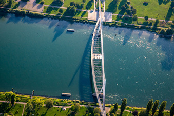 Vue aérienne de Pont des Deux Rives vers le Jardin des Deux Rives sur le Rhin jusqu'à Strasbourg à Kehl dans le département Bade-Wurtemberg, Allemagne