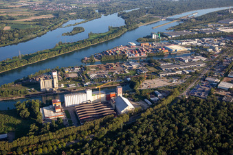 Vue aérienne de Ports rhénans de Strasbourg avec COMPTOIR AGRICOLE STRASBOURG - SILOSTRA et Sermix au Bassin Auguste Detoeuf à le quartier Port du Rhin Sud in Straßburg dans le département Bas Rhin, France