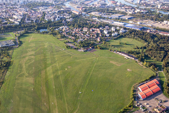 Vue aérienne de Polygones de l'Aérodrome de Strasbourg à le quartier Port du Rhin Centre Ouest in Straßburg dans le département Bas Rhin, France