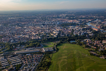 Vue aérienne de Dépôt de bus de la rue Paul Dopff à le quartier Port du Rhin Centre Ouest in Straßburg dans le département Bas Rhin, France