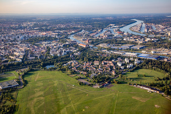 Vue aérienne de Rue Ampère à Neudorf vue du sud à le quartier Port du Rhin Centre Ouest in Straßburg dans le département Bas Rhin, France
