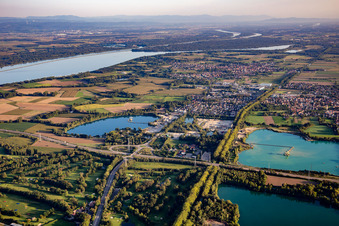 Vue aérienne de Étang Schaffner, lacs près d'Eschau et Canal du Rhône au Rhin à Illkirch-Graffenstaden dans le département Bas Rhin, France