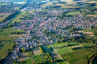Vue aérienne de Du sud à Plobsheim dans le département Bas Rhin, France