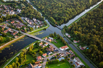 Vue aérienne de Intersection du Canal de Décharge de l'Ill et du Canal du Rhône au Rhin à Erstein dans le département Bas Rhin, France