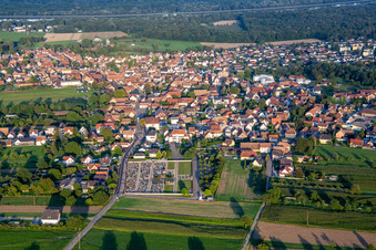 Vue aérienne de Cimetière de Gerstheim à Gerstheim dans le département Bas Rhin, France