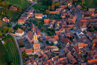 Vue aérienne de Église des Saints-Innocents de Blienschwiller à Blienschwiller dans le département Bas Rhin, France