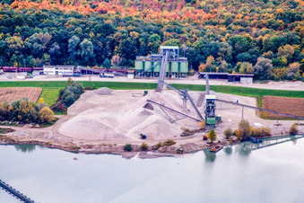 Vue aérienne de Usine de gravier de WOLFF & MÜLLER Quarzsande au bord du lac de carrière à Hagenbach dans le département Rhénanie-Palatinat, Allemagne