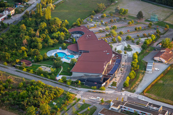 Vue aérienne de L'Espace Aquatique L'O à Obernai dans le département Bas Rhin, France
