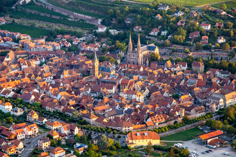 Vue aérienne de Vieille ville à Obernai dans le département Bas Rhin, France