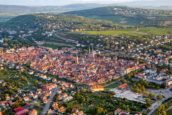 Vue aérienne de Du sud-est à Obernai dans le département Bas Rhin, France