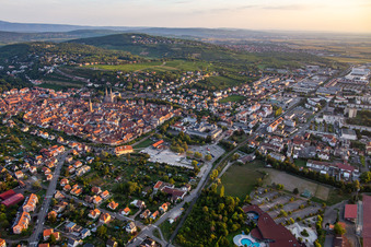 Vue aérienne de Du sud-est à Obernai dans le département Bas Rhin, France