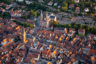 Vue aérienne de Église des Saints Pierre et Paul à Obernai dans le département Bas Rhin, France