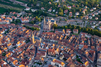 Vue aérienne de Église des Saints Pierre et Paul à Obernai dans le département Bas Rhin, France