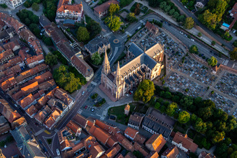 Vue oblique de Église des Saints Pierre et Paul à Obernai dans le département Bas Rhin, France
