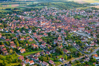 Vue aérienne de Du sud-ouest à Bischoffsheim dans le département Bas Rhin, France