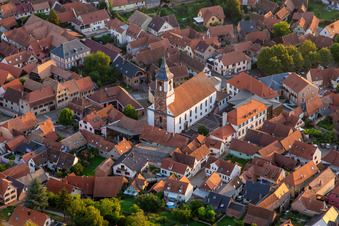 Vue aérienne de Église Bischoffsheim à Bischoffsheim dans le département Bas Rhin, France
