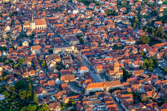 Vue aérienne de Rue du Gén de Gaulle avec Porte basse ou Porte de la Vierge, Tour de l'Ecole, Tour de l'Horloge ou Zittgloeckel et Eglise catholique Saint-Etienne à Rosheim dans le département Bas Rhin, France