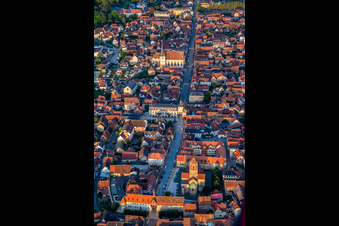 Vue aérienne de Rue du Gén de Gaulle avec Porte basse ou Porte de la Vierge, Tour de l'Ecole, Tour de l'Horloge ou Zittgloeckel et Eglise catholique Saint-Etienne à Rosheim dans le département Bas Rhin, France
