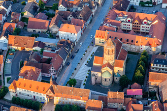 Vue aérienne de Tour de l'École et Église Saints-Pierre-et-Paul à Rosheim dans le département Bas Rhin, France