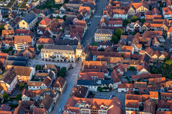 Vue aérienne de Mairie de Rosheim et Tour de l'Horloge ou Zittgloeckel à Rosheim dans le département Bas Rhin, France