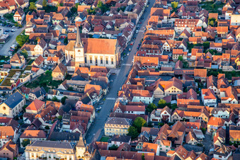 Vue aérienne de Rue du Gén de Gaulle avec l'Eglise catholique Saint-Etienne à Rosheim dans le département Bas Rhin, France