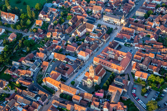 Vue aérienne de Rue du Gén de Gaulle avec Porte basse ou Porte de la Vierge, Tour de l'Ecole, Tour de l'Horloge ou Zittgloeckel à Rosheim dans le département Bas Rhin, France