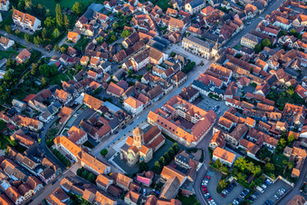 Vue aérienne de Rue du Gén de Gaulle avec Porte basse ou Porte de la Vierge, Tour de l'Ecole, Tour de l'Horloge ou Zittgloeckel à Rosheim dans le département Bas Rhin, France