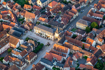 Vue aérienne de Mairie de Rosheim et Tour de l'Horloge ou Zittgloeckel à Rosheim dans le département Bas Rhin, France