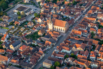 Vue aérienne de Rue du Gén de Gaulle avec l'Eglise catholique Saint-Etienne à Rosheim dans le département Bas Rhin, France