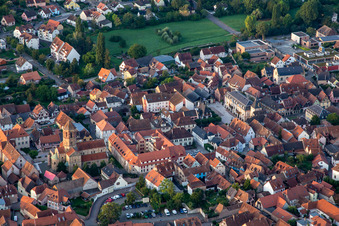Vue aérienne de Église des Saints Pierre et Paul à Rosheim dans le département Bas Rhin, France