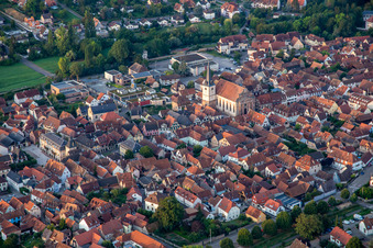 Vue aérienne de Rue du Gén de Gaulle avec l'église catholique Saint-Etienne du nord-est à Rosheim dans le département Bas Rhin, France