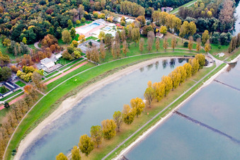 Vue aérienne de Plage du Rhin de Rapppenwörth à le quartier Daxlanden in Karlsruhe dans le département Bade-Wurtemberg, Allemagne