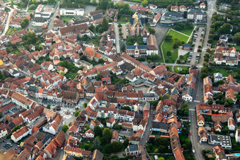 Vue aérienne de Place de l'Hôtel de Ville à Molsheim dans le département Bas Rhin, France