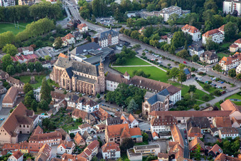 Vue aérienne de Église des Jésuites et Chapelle Notre-Dame de Molsheim au parc des Jésuites à Molsheim dans le département Bas Rhin, France