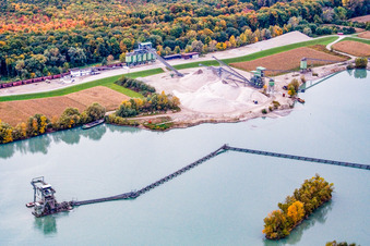 Vue aérienne de Usine de gravier de WOLFF & MÜLLER Quarzsande au bord du lac de carrière à Hagenbach dans le département Rhénanie-Palatinat, Allemagne