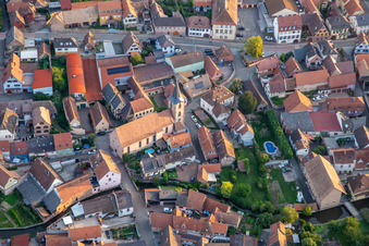 Vue aérienne de Église Saint-Étienne à Wolxheim dans le département Bas Rhin, France