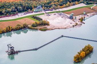 Photographie aérienne de Usine de gravier de WOLFF & MÜLLER Quarzsande au bord du lac de carrière à Hagenbach dans le département Rhénanie-Palatinat, Allemagne