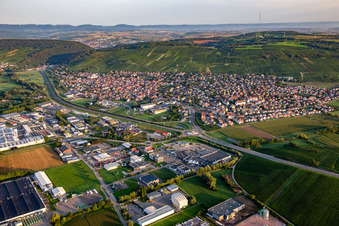 Vue aérienne de Du sud-est à Marlenheim dans le département Bas Rhin, France