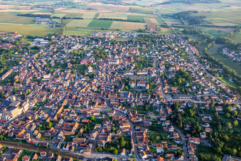 Hochfelden dans le département Bas Rhin, France du point de vue du drone