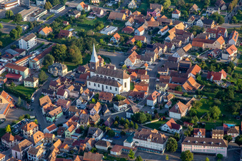 Vue aérienne de Église catholique à Hochfelden dans le département Bas Rhin, France