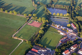 Vue aérienne de Stade De Football et AAPMA Hochfelden (club de pêche) à Hochfelden dans le département Bas Rhin, France