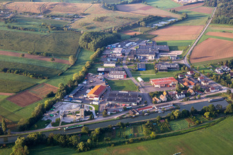 Vue aérienne de Zone commerciale de la rue du Tabac à Hochfelden dans le département Bas Rhin, France