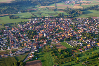 Schwindratzheim dans le département Bas Rhin, France du point de vue du drone