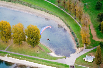 Vue aérienne de Plage du Rhin de Rapppenwörth à le quartier Daxlanden in Karlsruhe dans le département Bade-Wurtemberg, Allemagne