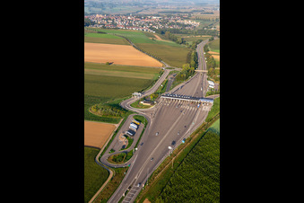 Vue aérienne de Station de péage autoroute A4 Hochfelden Sanef Service à Schwindratzheim dans le département Bas Rhin, France