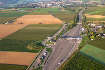 Vue oblique de Station de péage autoroute A4 Hochfelden Sanef Service à Schwindratzheim dans le département Bas Rhin, France