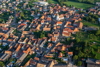 Vue aérienne de Église Saint-Hilaire à Minversheim dans le département Bas Rhin, France