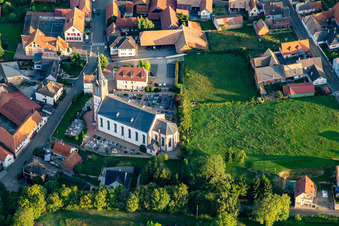 Vue aérienne de Église à Uhlwiller dans le département Bas Rhin, France
